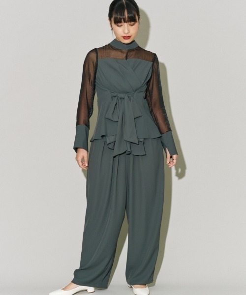 terrace（テラス）の「【セットアップ】オーガンジードッキングカシュクールBL＋タックカーブパンツ（パンツドレス・レディース・ブラック×ブラック/グレイッシュベージュ/ブラック×ホワイト/チャコール・MEDIUM）」の4枚目の写真