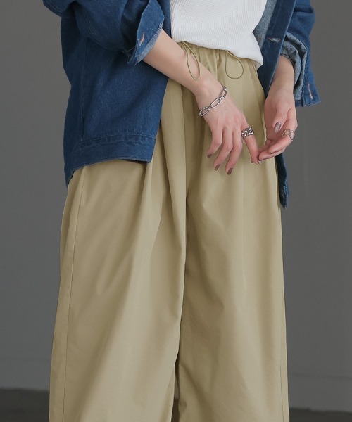 HUG.U(ハグユー)の「くしゅ軽 ナイロンワイドパンツ(カーゴパンツ・レディース・オフホワイト/ベージュ/グレイッシュベージュ/ネイビー・L/M)」の12枚目の写真