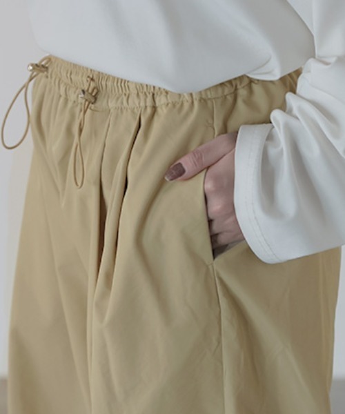 HUG.U(ハグユー)の「くしゅ軽 ナイロンワイドパンツ(カーゴパンツ・レディース・オフホワイト/ベージュ/グレイッシュベージュ/ネイビー・L/M)」の16枚目の写真