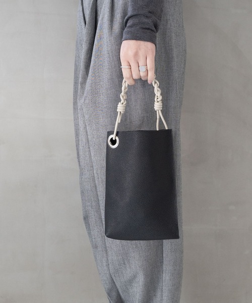 WALK IN CLOSET(ウォークインクローゼット)の「【 SENTI 】SHRINK LEATHER CHAIN HANDLE MINI BAG シュリンクレザー チェーンハンドルミニバッグ(ショルダーバッグ・メンズ・ブラック系その他/ブラック/アイボリー・FREE)」の3枚目の写真