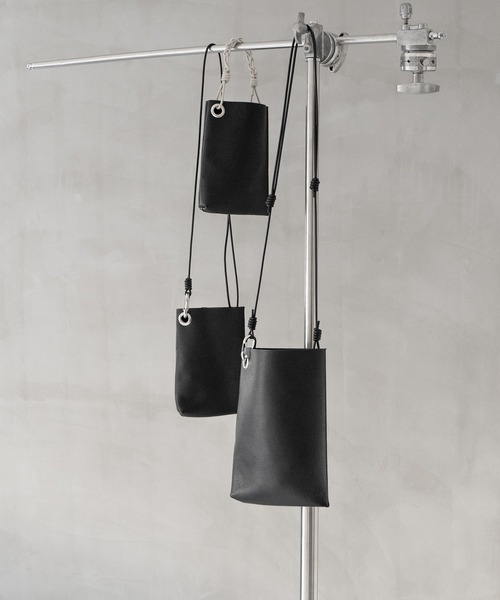 WALK IN CLOSET(ウォークインクローゼット)の「【 SENTI 】SHRINK LEATHER CHAIN HANDLE MINI BAG シュリンクレザー チェーンハンドルミニバッグ(ショルダーバッグ・メンズ・ブラック系その他/ブラック/アイボリー・FREE)」の4枚目の写真