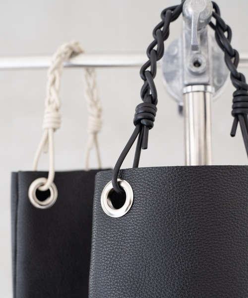 WALK IN CLOSET(ウォークインクローゼット)の「【 SENTI 】SHRINK LEATHER CHAIN HANDLE MINI BAG シュリンクレザー チェーンハンドルミニバッグ(ショルダーバッグ・メンズ・ブラック系その他/ブラック/アイボリー・FREE)」の5枚目の写真