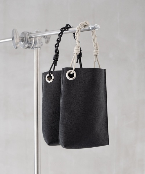 WALK IN CLOSET(ウォークインクローゼット)の「【 SENTI 】SHRINK LEATHER CHAIN HANDLE MINI BAG シュリンクレザー チェーンハンドルミニバッグ(ショルダーバッグ・メンズ・ブラック系その他/ブラック/アイボリー・FREE)」の6枚目の写真