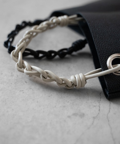 WALK IN CLOSET(ウォークインクローゼット)の「【 SENTI 】SHRINK LEATHER CHAIN HANDLE MINI BAG シュリンクレザー チェーンハンドルミニバッグ(ショルダーバッグ・メンズ・ブラック系その他/ブラック/アイボリー・FREE)」の8枚目の写真