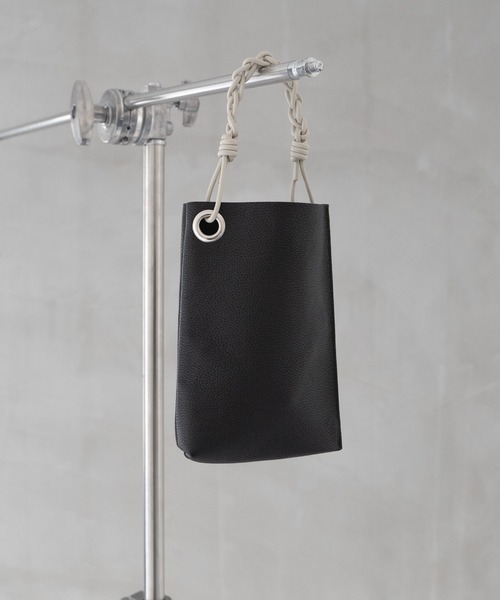 WALK IN CLOSET(ウォークインクローゼット)の「【 SENTI 】SHRINK LEATHER CHAIN HANDLE MINI BAG シュリンクレザー チェーンハンドルミニバッグ(ショルダーバッグ・メンズ・ブラック系その他/ブラック/アイボリー・FREE)」の9枚目の写真