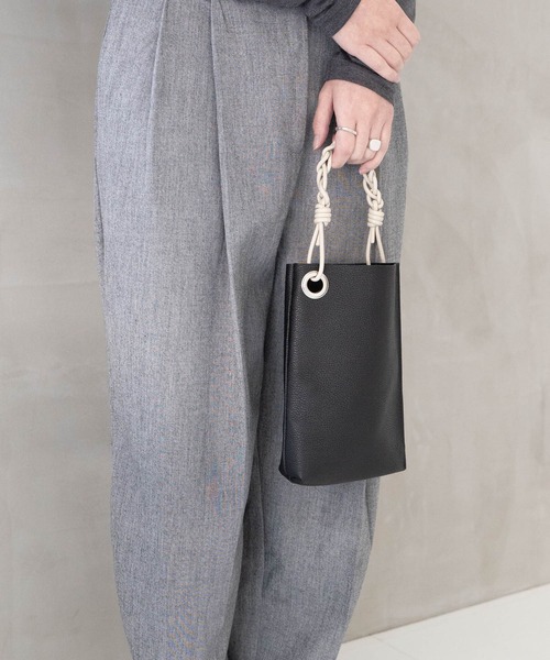 WALK IN CLOSET(ウォークインクローゼット)の「【 SENTI 】SHRINK LEATHER CHAIN HANDLE MINI BAG シュリンクレザー チェーンハンドルミニバッグ(ショルダーバッグ・メンズ・ブラック系その他/ブラック/アイボリー・FREE)」の11枚目の写真