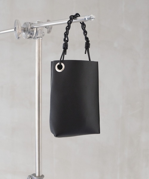 WALK IN CLOSET(ウォークインクローゼット)の「【 SENTI 】SHRINK LEATHER CHAIN HANDLE MINI BAG シュリンクレザー チェーンハンドルミニバッグ(ショルダーバッグ・メンズ・ブラック系その他/ブラック/アイボリー・FREE)」の15枚目の写真