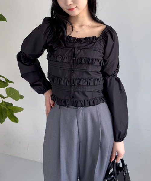 clear（クリア）の「フロントフリルスクエアネックブラウス[着回し力万能 大人綺麗目]（シャツ/ブラウス・レディース・サックスブルー/オフホワイト/ブラック・F）」の2枚目の写真