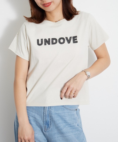 UNDOVE(アンドゥーブ)の「〈UNDOVE〉【コットン/天然素材/敏感肌/肌に優しい/ロゴ/デザインTシャツ/立体ロゴ/短め丈/サマーTシャツ/ロゴT/白T/カジュアルTシャツ】綿100%ツイードロゴショート丈Tシャツ(Tシャツ/カットソー・レディース・ホワイト系その他/チャコール・MEDIUM/X-LARGE/LARGE)」の1枚目の写真