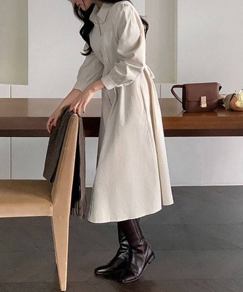 Doux Belle(ドゥーベル)の「フレアロングシャツワンピース(シャツワンピース・レディース・ベージュ/ネイビー/ライトベージュ・MEDIUM)」の4枚目の写真