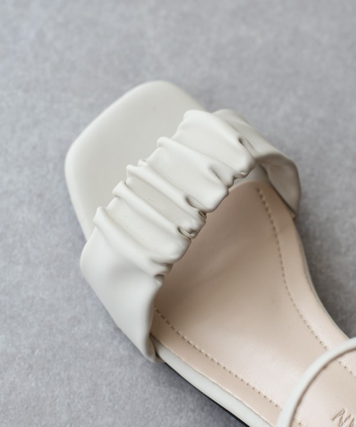 BLUEEAST（ブルーイースト）の「ギャザーストラップサンダル（サンダル・レディース・ブラック/ホワイト・MEDIUM/LARGE）」の14枚目の写真