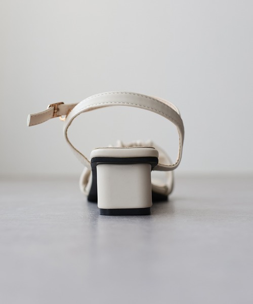 BLUEEAST（ブルーイースト）の「ギャザーストラップサンダル（サンダル・レディース・ブラック/ホワイト・MEDIUM/LARGE）」の12枚目の写真