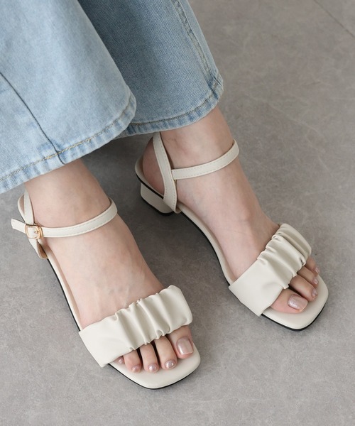 BLUEEAST（ブルーイースト）の「ギャザーストラップサンダル（サンダル・レディース・ブラック/ホワイト・MEDIUM/LARGE）」の4枚目の写真