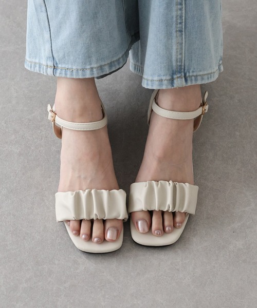 BLUEEAST（ブルーイースト）の「ギャザーストラップサンダル（サンダル・レディース・ブラック/ホワイト・MEDIUM/LARGE）」の3枚目の写真