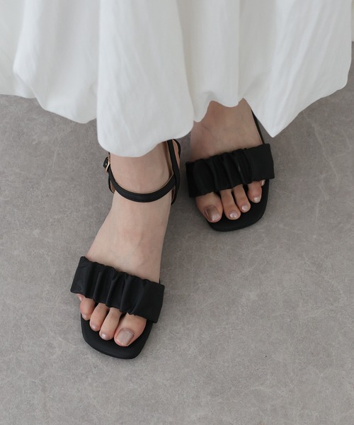 BLUEEAST（ブルーイースト）の「ギャザーストラップサンダル（サンダル・レディース・ブラック/ホワイト・MEDIUM/LARGE）」の6枚目の写真