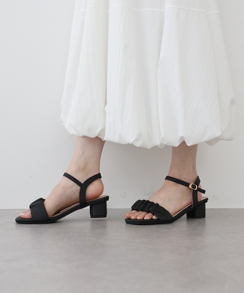 BLUEEAST（ブルーイースト）の「ギャザーストラップサンダル（サンダル・レディース・ブラック/ホワイト・MEDIUM/LARGE）」の7枚目の写真