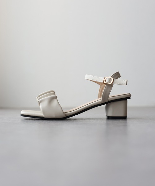 BLUEEAST（ブルーイースト）の「ギャザーストラップサンダル（サンダル・レディース・ブラック/ホワイト・MEDIUM/LARGE）」の11枚目の写真