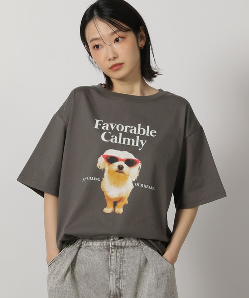LAKOLE(ラコレ)の「ドッグプリントロゴTEE / 328629(Tシャツ/カットソー・レディース・チャコール/アイボリー/ベージュ/ネイビー・FREE)」の2枚目の写真
