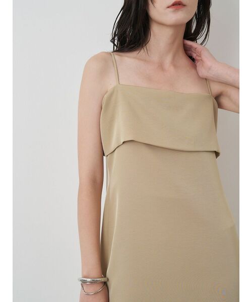 ELENDEEK（エレンディーク）の「ラペルIラインキャミワンピース（ワンピース・レディース・ブラック/ブラウン/ベージュ・01/02）」の8枚目の写真