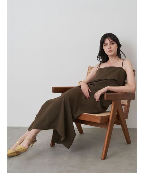 ELENDEEK（エレンディーク）の「ラペルIラインキャミワンピース（ワンピース・レディース・ブラック/ブラウン/ベージュ・01/02）」の21枚目の写真