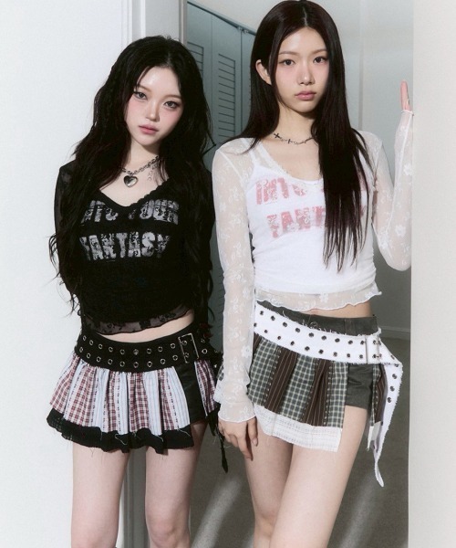 CHERRYQUIRI(チェリーキュリー)の「【CHERRYQUIRI】seethrough v neck shirring sleeve / 【チェリーキュリー】シースルーVネックシャーリング長袖トップス(その他トップス・レディース・ホワイト/ブラック・ONE SIZE)」の4枚目の写真