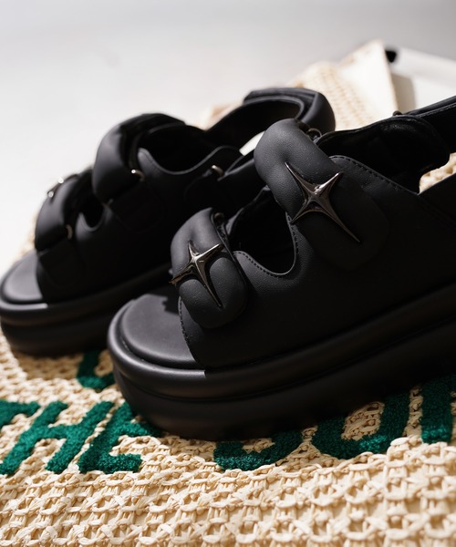 1111clothing（ワンフォークロージング）の「メタルロゴ 厚底サンダル / Metal Logo Platform Sandals（サンダル・メンズ・ブラック・22.5cm/23cm/23.5cm/24cm/24.5cm/25cm）」の2枚目の写真