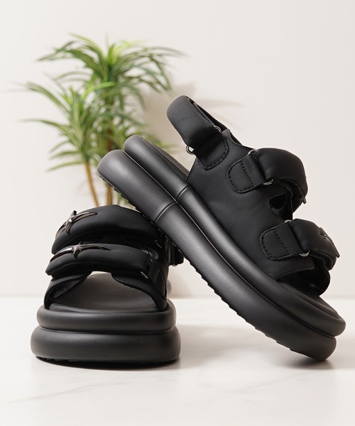 1111clothing（ワンフォークロージング）の「メタルロゴ 厚底サンダル / Metal Logo Platform Sandals（サンダル・メンズ・ブラック・22.5cm/23cm/23.5cm/24cm/24.5cm/25cm）」の3枚目の写真