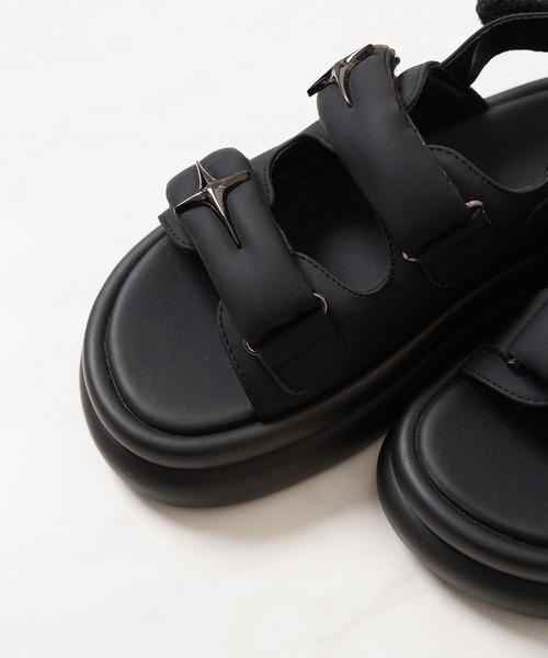 1111clothing（ワンフォークロージング）の「メタルロゴ 厚底サンダル / Metal Logo Platform Sandals（サンダル・メンズ・ブラック・22.5cm/23cm/23.5cm/24cm/24.5cm/25cm）」の9枚目の写真