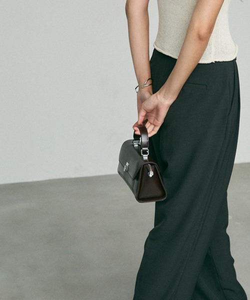 NUJOH(ヌゾ)の「Buckle Mini Shoulder Bag / バックル ミニ ショルダーバッグ(ショルダーバッグ・レディース・ワイン/ブラック・FREE)」の3枚目の写真