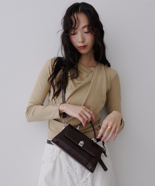 NUJOH(ヌゾ)の「Buckle Mini Shoulder Bag / バックル ミニ ショルダーバッグ(ショルダーバッグ・レディース・ワイン/ブラック・FREE)」の9枚目の写真