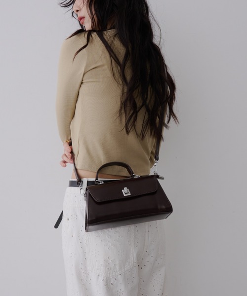 NUJOH(ヌゾ)の「Buckle Mini Shoulder Bag / バックル ミニ ショルダーバッグ(ショルダーバッグ・レディース・ワイン/ブラック・FREE)」の10枚目の写真