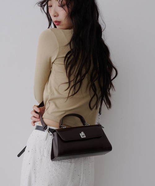 NUJOH(ヌゾ)の「Buckle Mini Shoulder Bag / バックル ミニ ショルダーバッグ(ショルダーバッグ・レディース・ワイン/ブラック・FREE)」の11枚目の写真