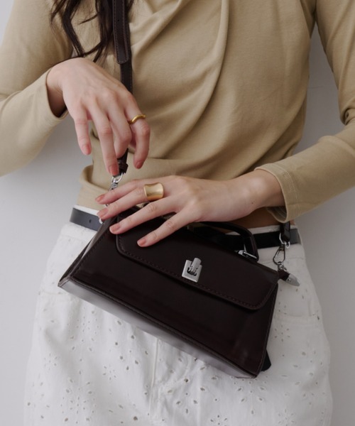 NUJOH(ヌゾ)の「Buckle Mini Shoulder Bag / バックル ミニ ショルダーバッグ(ショルダーバッグ・レディース・ワイン/ブラック・FREE)」の14枚目の写真