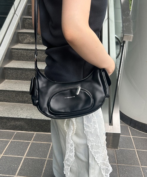 .KOM（ドットコム）の「A'GEM/9 × .kom 『.KOMZ/ドットケーオーエムゼット』ラウンドポケットショルダーバッグ（ショルダーバッグ・レディース・ブラック/ホワイト・FREE）」の4枚目の写真
