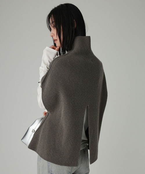 BABYLONE(バビロン)の「ハイネックアゼポンチョ(ベスト・レディース・チャコール/オフホワイト・フリー)」の2枚目の写真