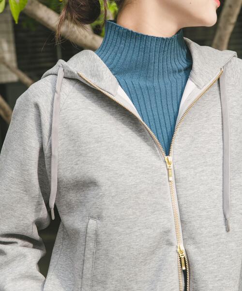 ITEMS URBANRESEARCH（アイテムズ アーバンリサーチ）の「『洗濯可』モチモチハイネックリブニット（ニット/セーター・レディース・ブラック/ホワイト系その他/ブルー/カーキ/アイボリー/レッド・FREE）」の5枚目の写真