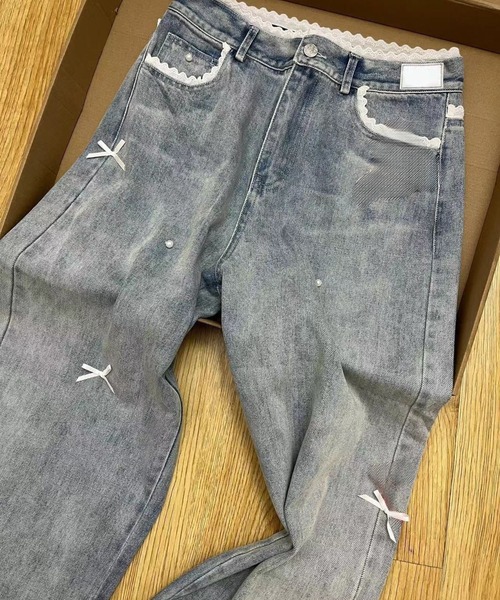 SPIGA(スピーガ)の「レース&リボンモチーフストレートデニムパンツ(デニムパンツ・レディース・ライトブルー/ダークブルー・X-LARGE/LARGE/MEDIUM/SMALL)」の2枚目の写真