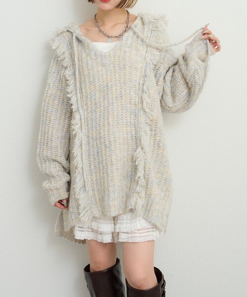 w closet（ダブルクローゼット）の「フード付フリンジMIXニット（ニット/セーター・レディース・アイボリー/チャコールグレー/ブルー/グリーン・FREE）」の7枚目の写真