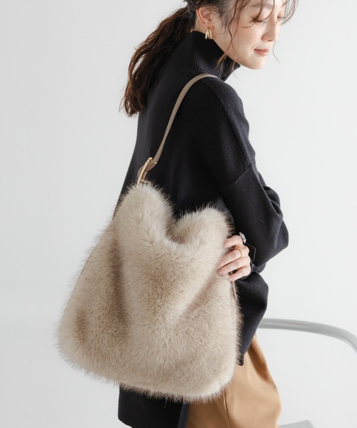 Elura（エルーラ）の「ワンハンドルフェイクファーバッグ/597591（ハンドバッグ・レディース・ブラウン系その他2/ライトベージュ・ONE SIZE）」の2枚目の写真