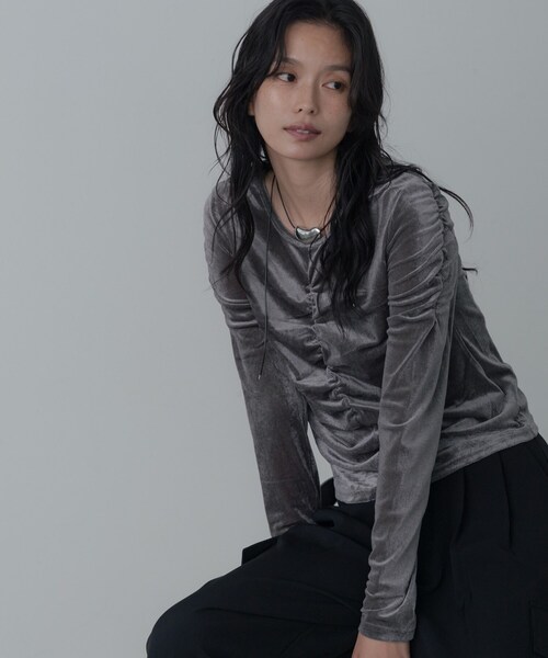 GALLEST（ギャレスト）の「【一部店舗限定】シアーベロアシャーリングカットソー（Tシャツ/カットソー・レディース・チャコールグレー/ブラック/ブラウン系その他・38）」の2枚目の写真