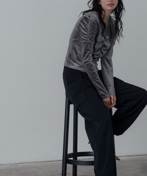 GALLEST（ギャレスト）の「【一部店舗限定】シアーベロアシャーリングカットソー（Tシャツ/カットソー・レディース・チャコールグレー/ブラック/ブラウン系その他・38）」の9枚目の写真