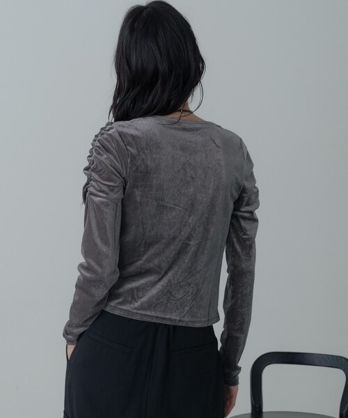 GALLEST（ギャレスト）の「【一部店舗限定】シアーベロアシャーリングカットソー（Tシャツ/カットソー・レディース・チャコールグレー/ブラック/ブラウン系その他・38）」の6枚目の写真