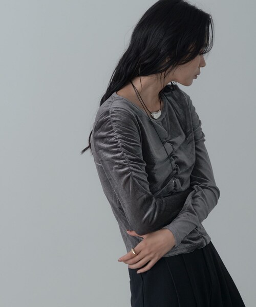 GALLEST（ギャレスト）の「【一部店舗限定】シアーベロアシャーリングカットソー（Tシャツ/カットソー・レディース・チャコールグレー/ブラック/ブラウン系その他・38）」の5枚目の写真