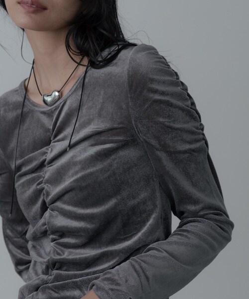 GALLEST（ギャレスト）の「【一部店舗限定】シアーベロアシャーリングカットソー（Tシャツ/カットソー・レディース・チャコールグレー/ブラック/ブラウン系その他・38）」の4枚目の写真