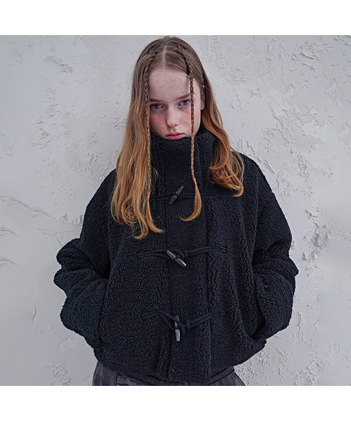 AVANDRESS(アバンドレス )の「Fuzzy Cropped Duffle Jacket BLACK(ムートンコート・レディース・ブラック・MEDIUM/SMALL)」の1枚目の写真