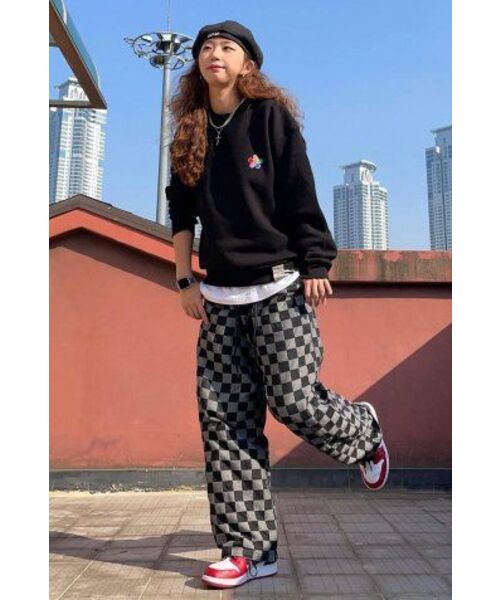 GRAVER（グレーバー）の「[UNISEX]レインボーフラワースマイル刺繍マンツーマン_ブラック（スウェット・レディース・ブラック・SMALL/MEDIUM/LARGE）」の2枚目の写真