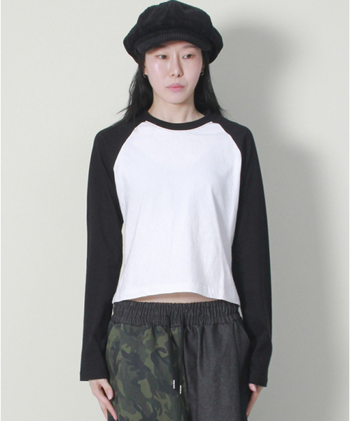 DEMARC(ドゥマーク)の「カラー ミックス ラグラン セミクロップ 長袖Tシャツ アイボリー&ブラック(Tシャツ/カットソー・レディース・その他・MEDIUM/LARGE)」の2枚目の写真