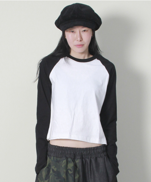 DEMARC(ドゥマーク)の「カラー ミックス ラグラン セミクロップ 長袖Tシャツ アイボリー&ブラック(Tシャツ/カットソー・レディース・その他・MEDIUM/LARGE)」の4枚目の写真