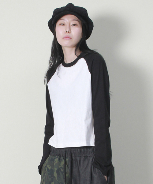 DEMARC(ドゥマーク)の「カラー ミックス ラグラン セミクロップ 長袖Tシャツ アイボリー&ブラック(Tシャツ/カットソー・レディース・その他・MEDIUM/LARGE)」の7枚目の写真