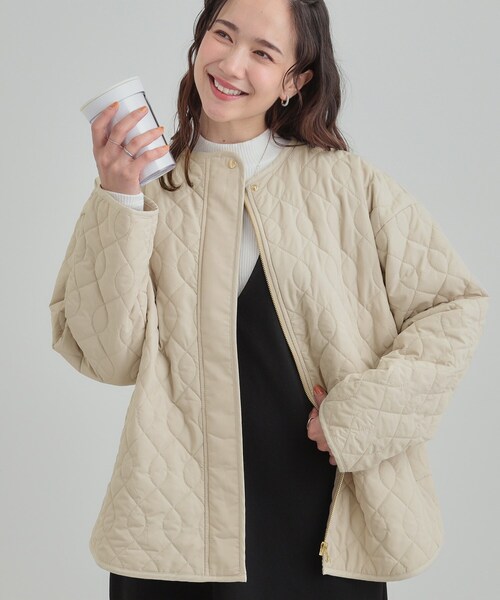 SHOO・LA・RUE（シューラルー）の「【洗濯機可/S-LL/撥水】ゴールドパーツで女性らしさをプラス 大人が着たい ノーカラーキルトジャケット（ノーカラージャケット・レディース・ベージュ/オフホワイト/ブラック・01/04/03/02）」の3枚目の写真